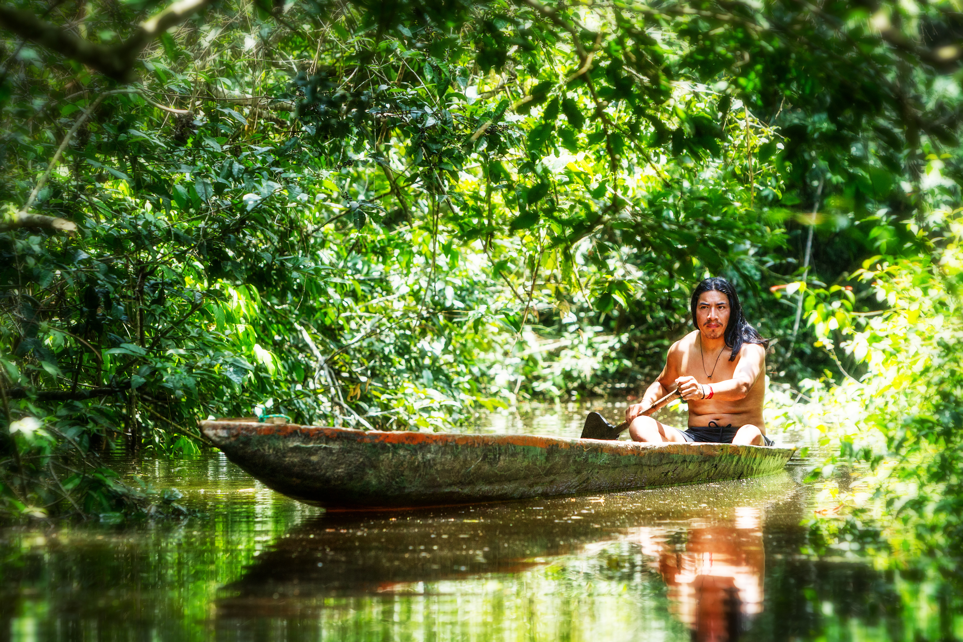 Индейцы джунглей. Индейцы Амазонии каноэ. Лодка в джунглях. Каноэ в джунглях. Лодка на Амазонке.