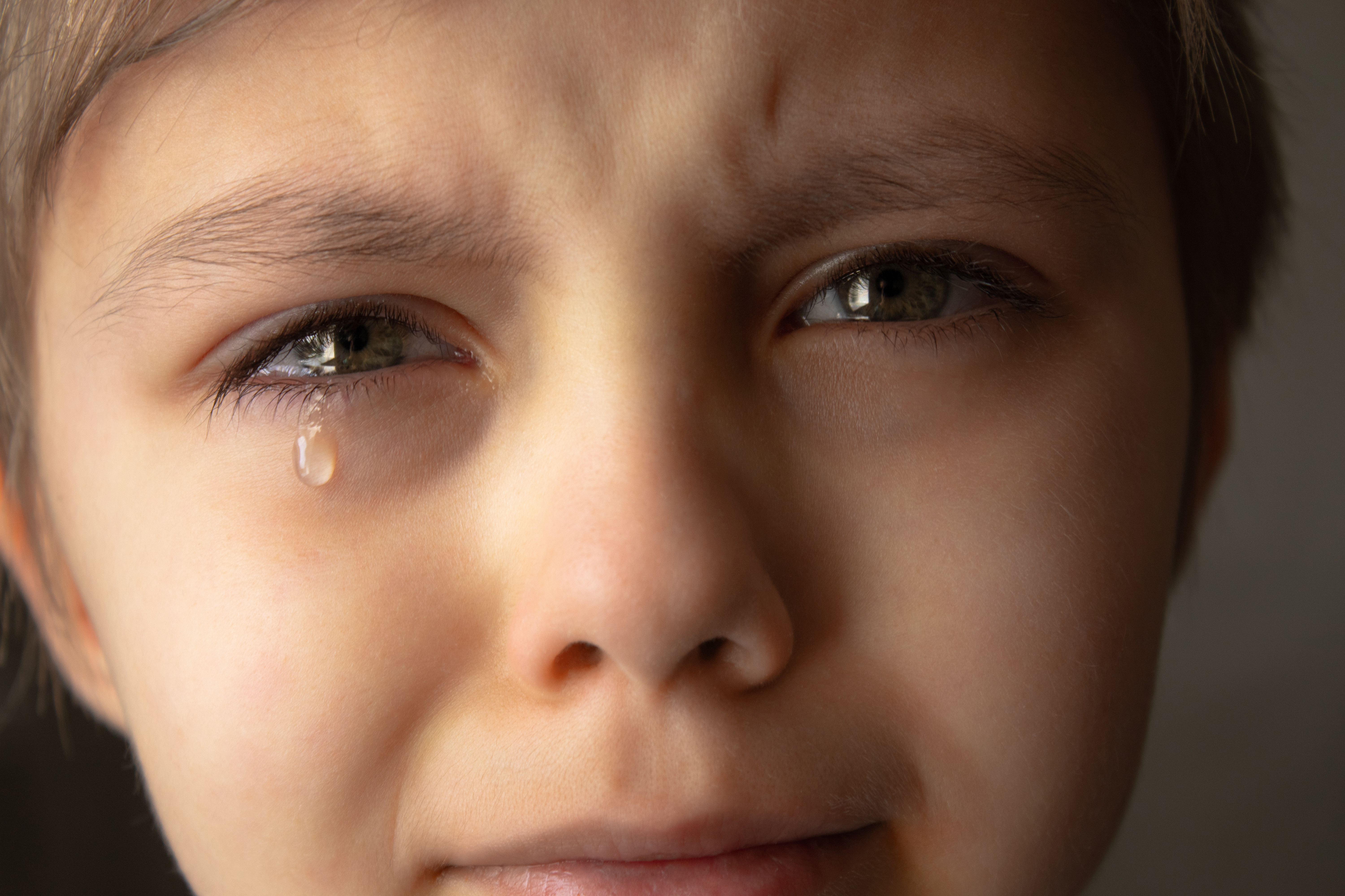 Плачу после школы. Подросток плачет. Детские глаза со слезами. Мальчик в слезах. Глаза плачущего ребенка.