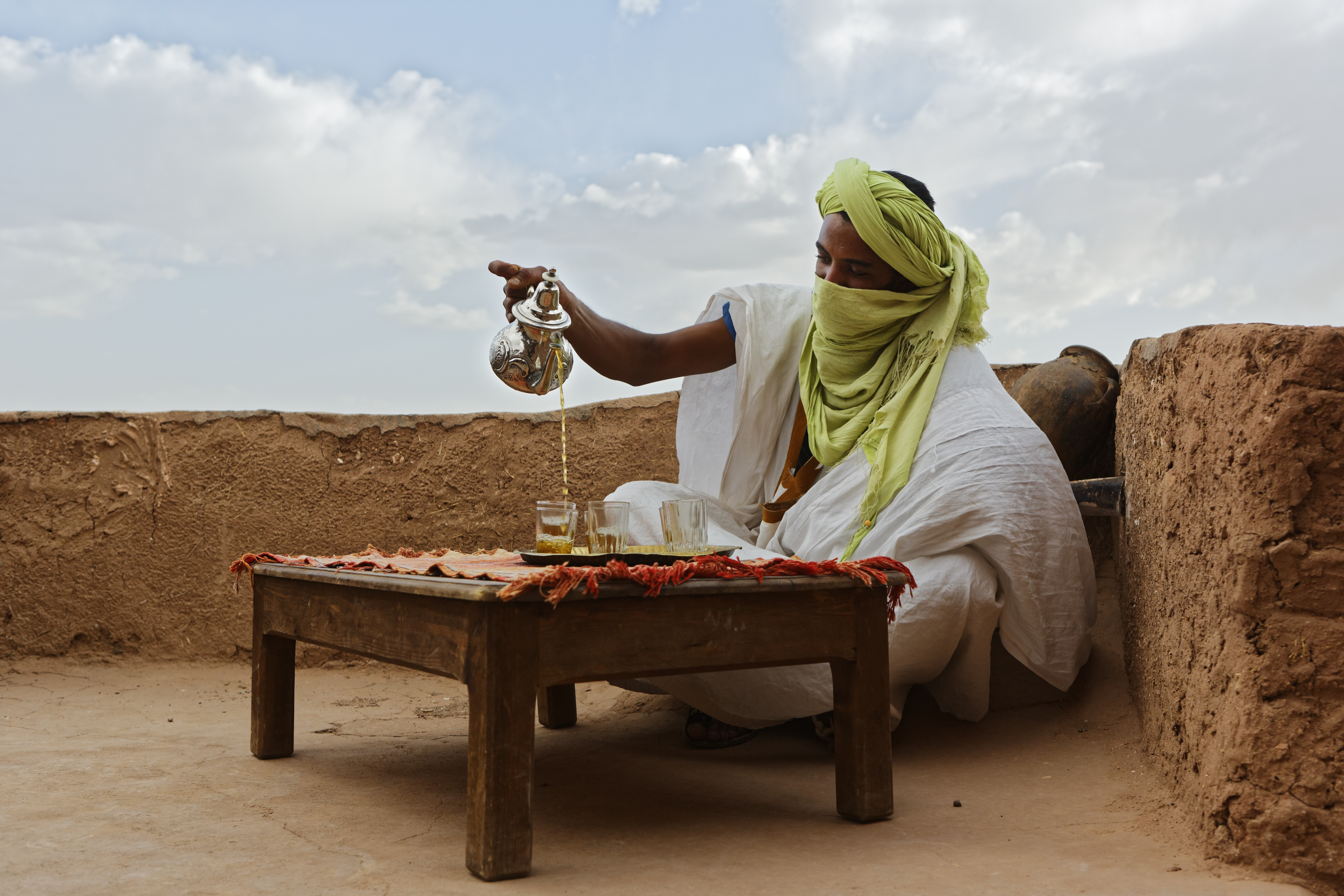 В жару пьют горячий чай. Чаепитие в пустыне. Арабы пьют чай. Чай в пустыне. Чай в пустыне ,бедуины.